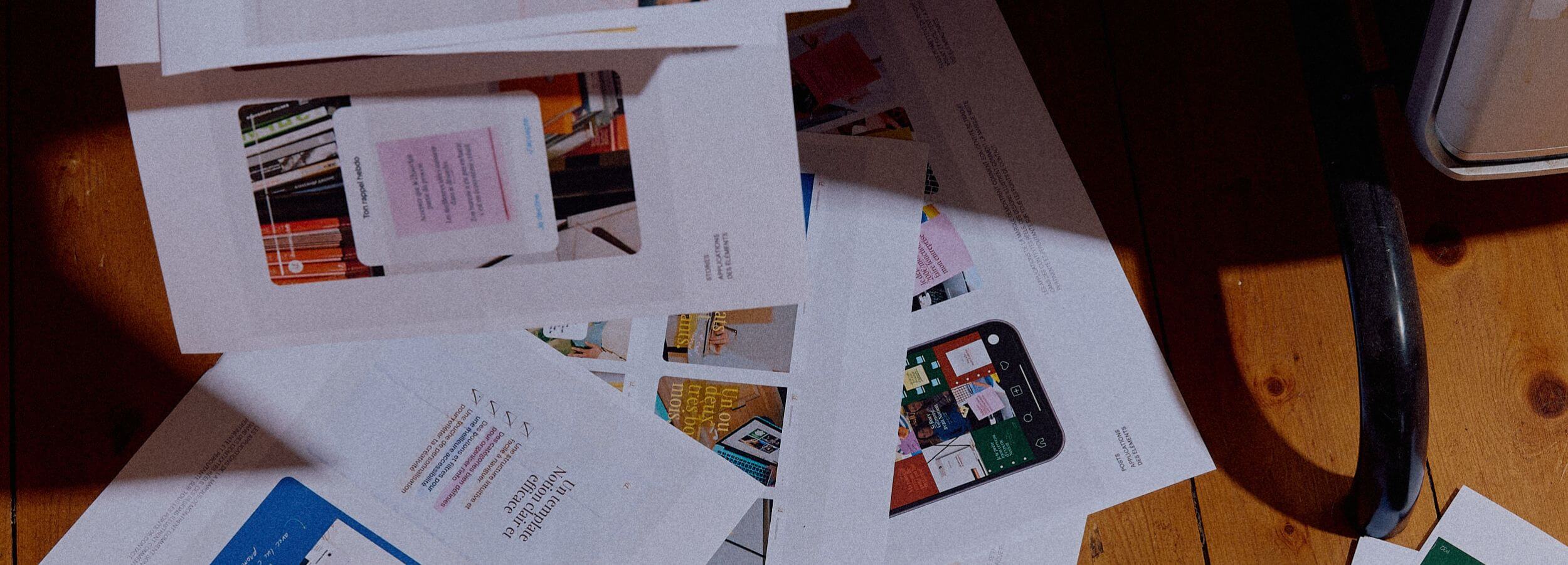 divers documents sortant d'une imprimante et tombant sur le sol