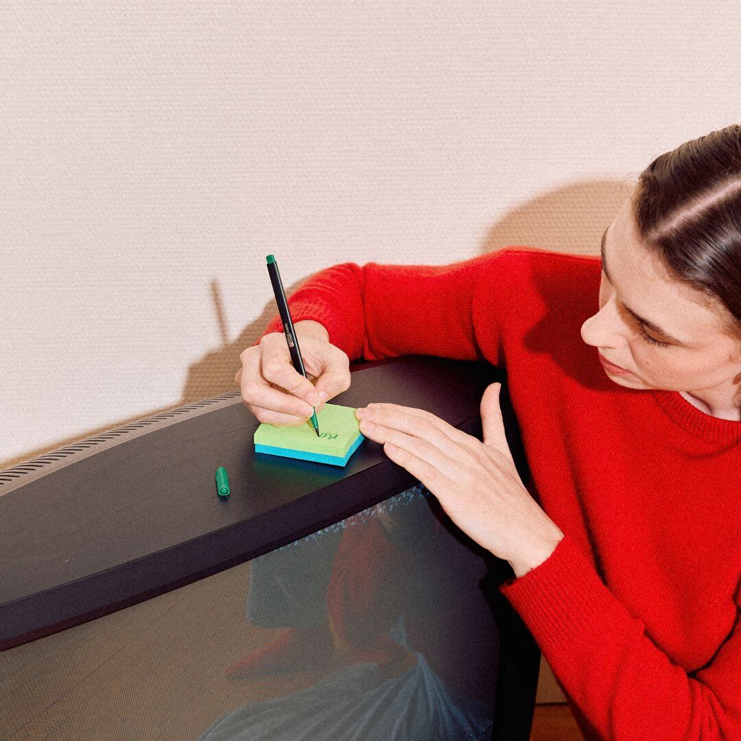 femme écrivant sur un post it