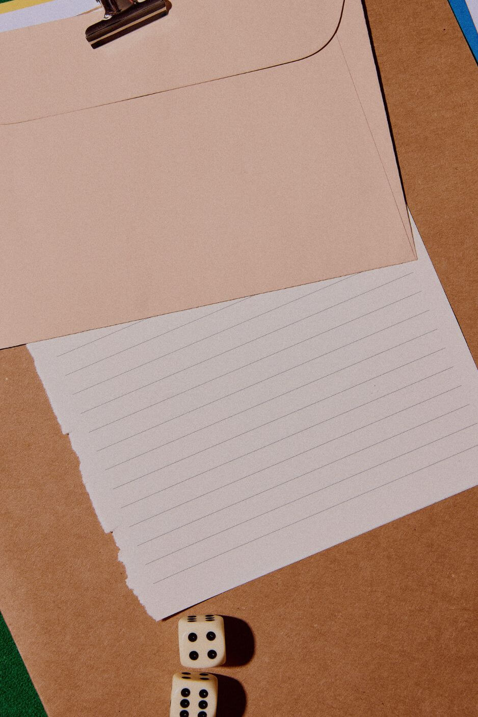 enveloppe et papier sur un dossier en carton