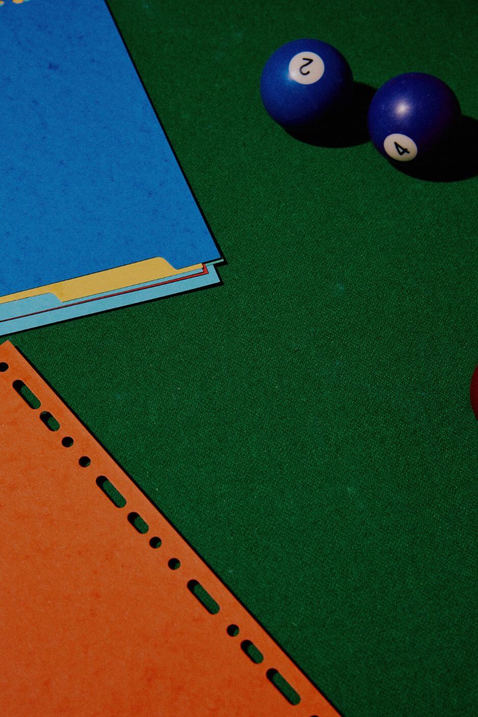 intercalaires colorés posés sur un billard avec des boules de billard