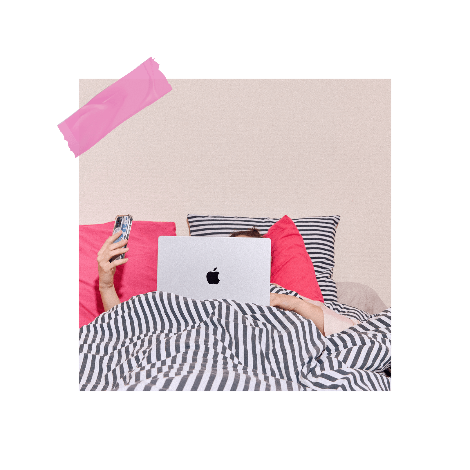 personne dans un lit avec un ordinateur et un téléphone portable