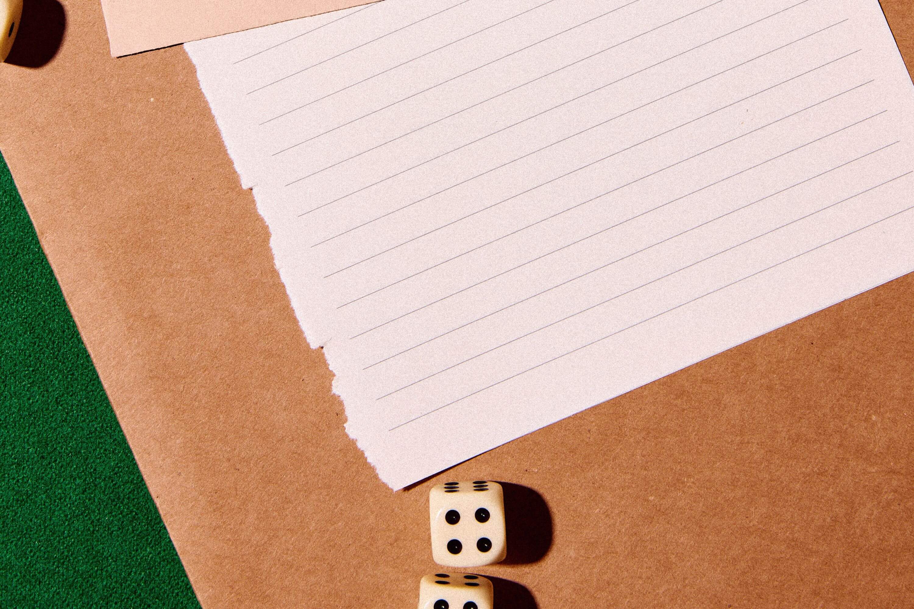 papier déchiré avec des dés