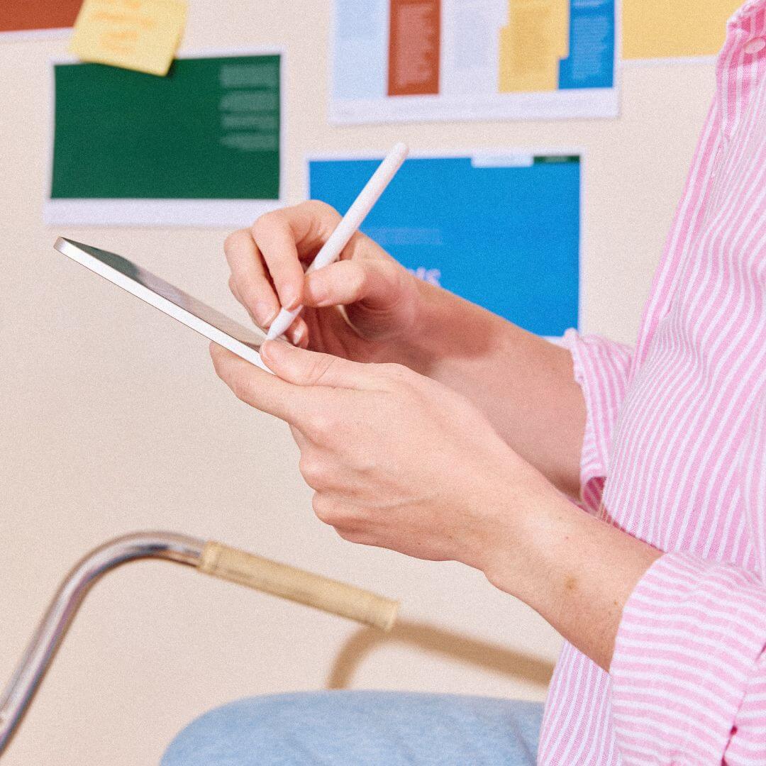 femme écrivant sur une tablette avec un stylet