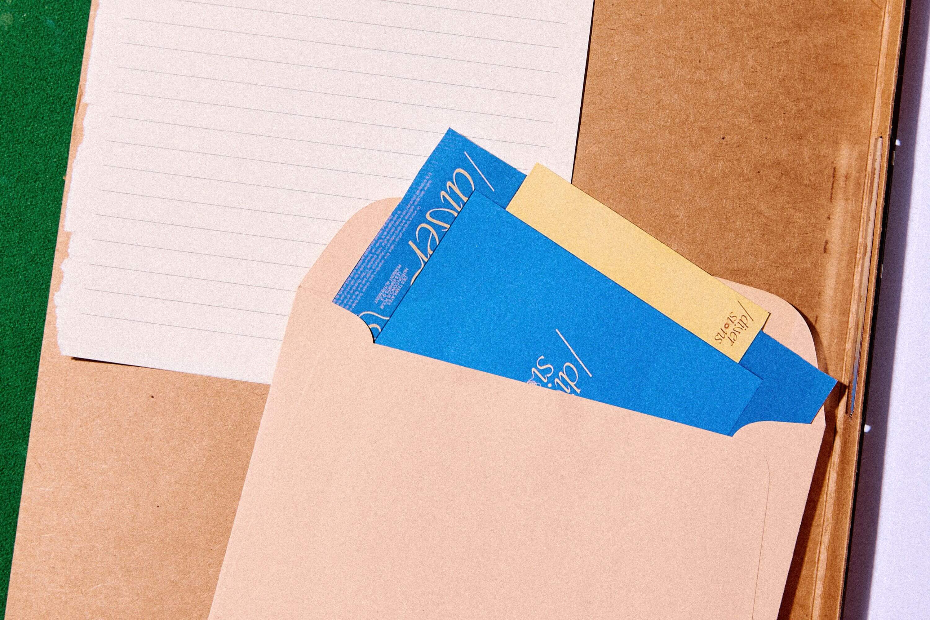 plusieurs papiers dans une enveloppe sur une pile de documents